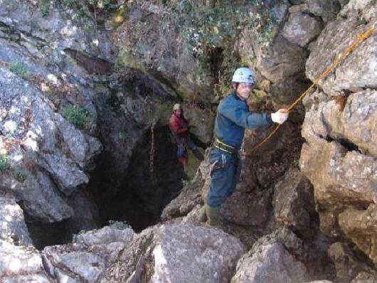 Buddy (right) and Biff (left) traverse out to the entrance pitch,
Sima de Pozuelo I