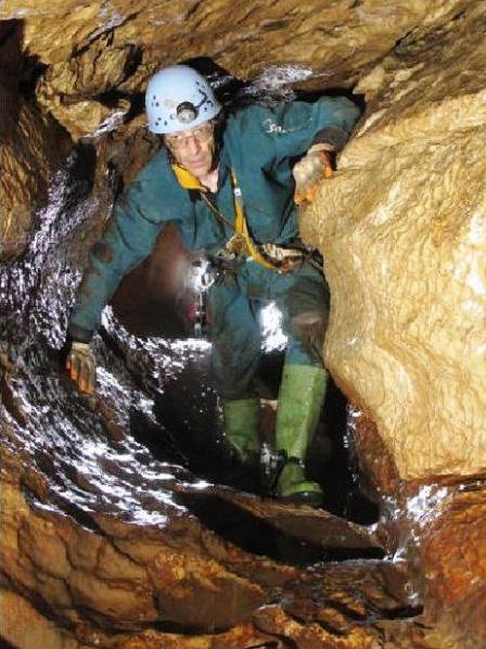 Buddy in a short section of horizontal passage, Sima de
Pozuelo I