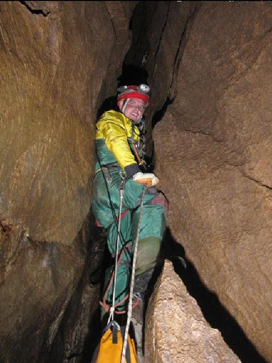 Russ Porter descending the third pitch in Sima de Pozuelo II