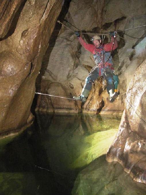 JBiff on a wire traverse over deep water, Sima Republicano