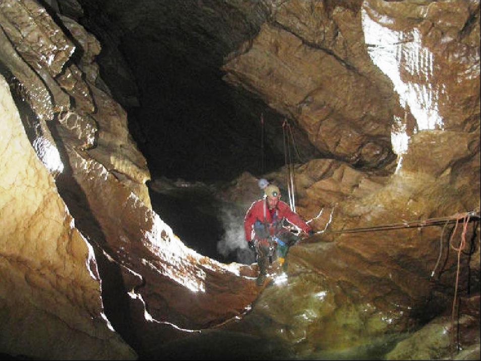 Biff on a wire traverse over deep water, Sima Republicano