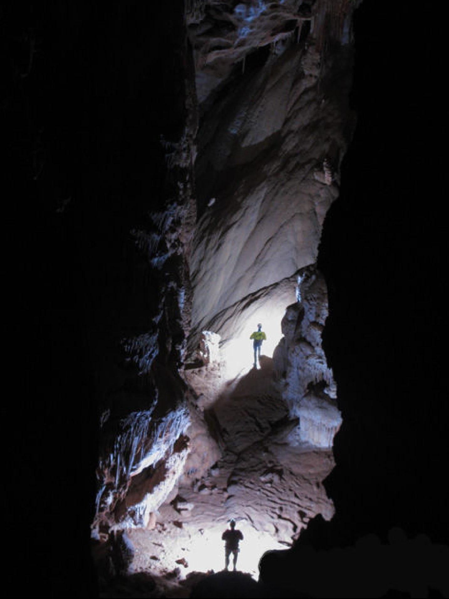 Biff (foreground) and Miguel in the huge main passage of Sima
de Cacao.