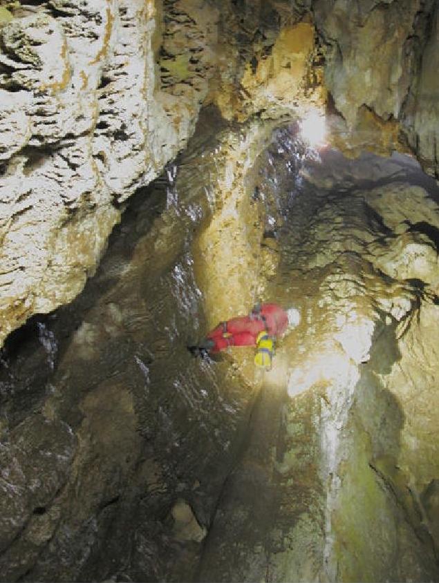 Chris Binding ascends the 85m entrance pitch of Sima de
Cacao