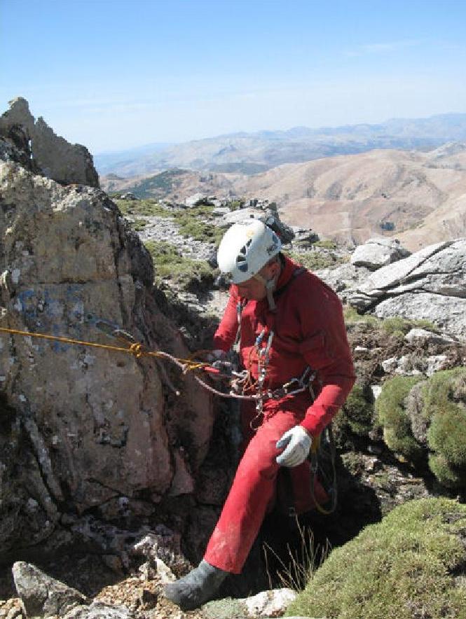 Chris Binding descends into Sima Erótica.