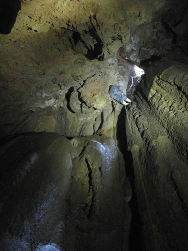 Hayley descends the 27m entrance pitch of Sima Erótica
Photo: Ed Waters ©