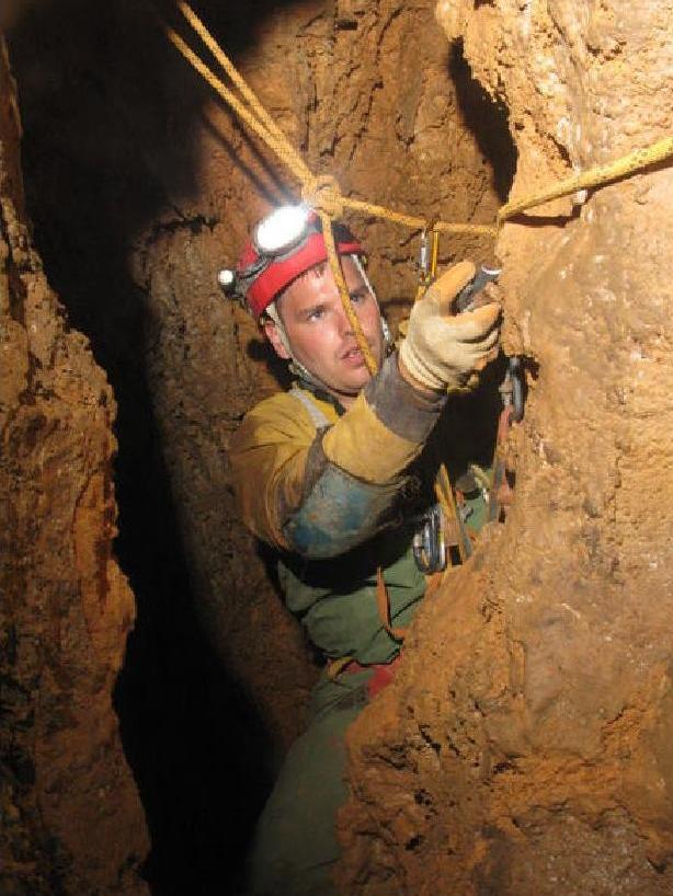 Russ Porter ascending a tight pitch, Sima Erótica. Photo: Ed
Waters.