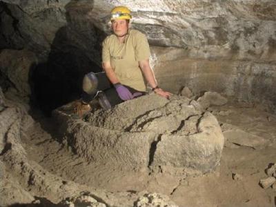 Hayley with a finely eroded rafted block, Cueva de Punto
Blanco