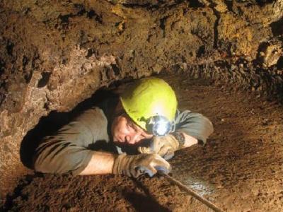 Andy Morse negotiates a squeeze in Cueva de Hoya de San
Felipe