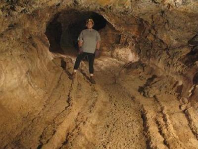 Hayey with a fine set of flow levees in Cueva del Sobrado