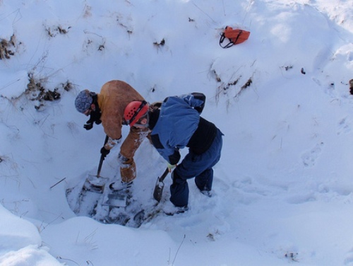 Digging out the entrance to Upper Flood, photo Kevin Speight